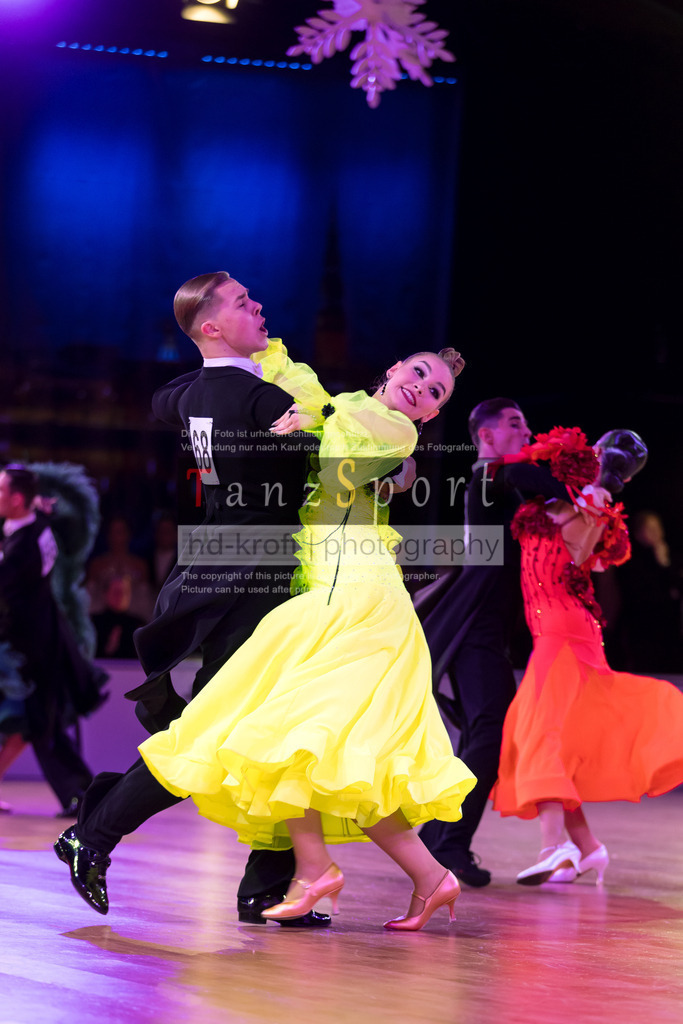 20241215_WDSF_Int_Open_Std-Riga-8958 | Tanzsportbilder, Standardtanz, Lateintanz, WDSF, DTV, LTVB, dancecomp, goc, hessen tanzt, blaues band der spree, walzer, tango, wiener walzer, slowfox, quickstepp, samba, rumba, cha-cha-cha, paso doble. jive, hd-kroft photography, turniertanzsport