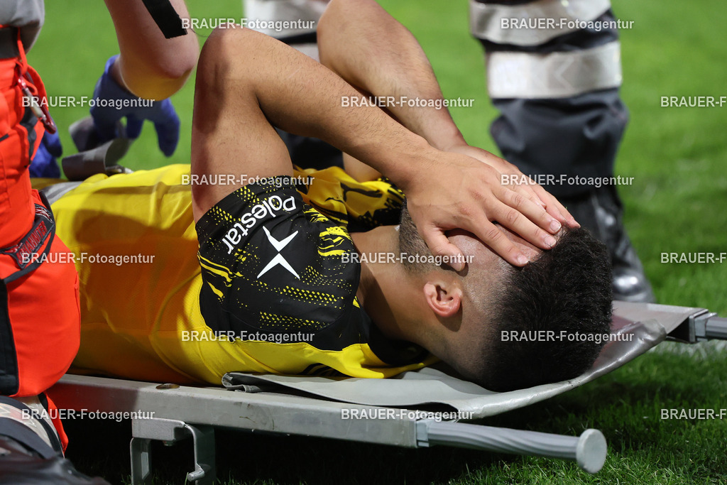 Rot-Weiss Essen - Borussia Dortmund | Essen, Deutschland, 18.08.2025Yan Couto (Borussia Dortmund) liegt verletzt auf der Tragewährend des DFB Pokal Spiels zwischen Rot-Weiss Essen- Borussia Dortmund im Stadion an der Hafenstraße am 18.08.2025 in Essen. (Foto von Timo Bluhmki-Schmidt/Brauer Fotoagentur