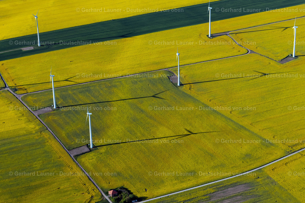 4026069 | KERSPLEBEN 06.05.2020 Windenergieanlagen ( WEA ) mit Windkraftanlagen in gelber Rapsblüte auf einem Feld in Kerspleben im Bundesland Thüringen, Deutschland. // Wind turbine windmills on a field in Kerspleben in the state Thuringia, Germany. Foto: Gerhard Launer