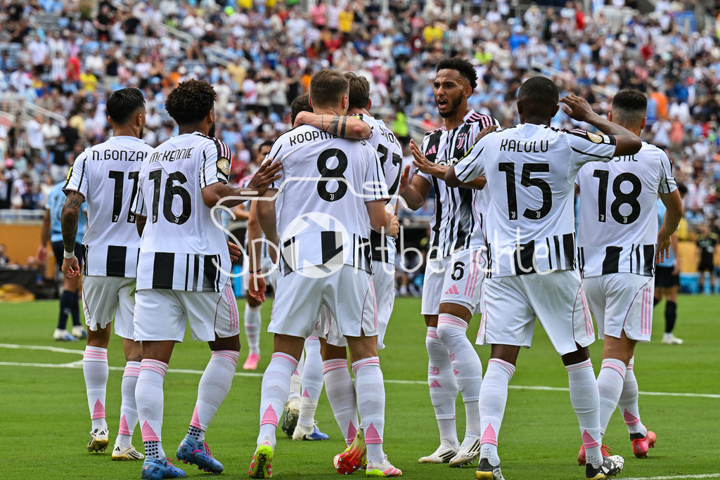 Juventus Turin - Manchester City | Jubel der Italiener nach dem Treffer zum 1-1 Ausgleich durch Teun KOOPMEINERS (Juventus Turin 8) / Tor / Torschuetze / Freude / Happy / FIFA Club World Cup: Juventus Turin - Manchester City, Camping World Stadium am 26.06.2025 / NOT FOR SALE IN USA