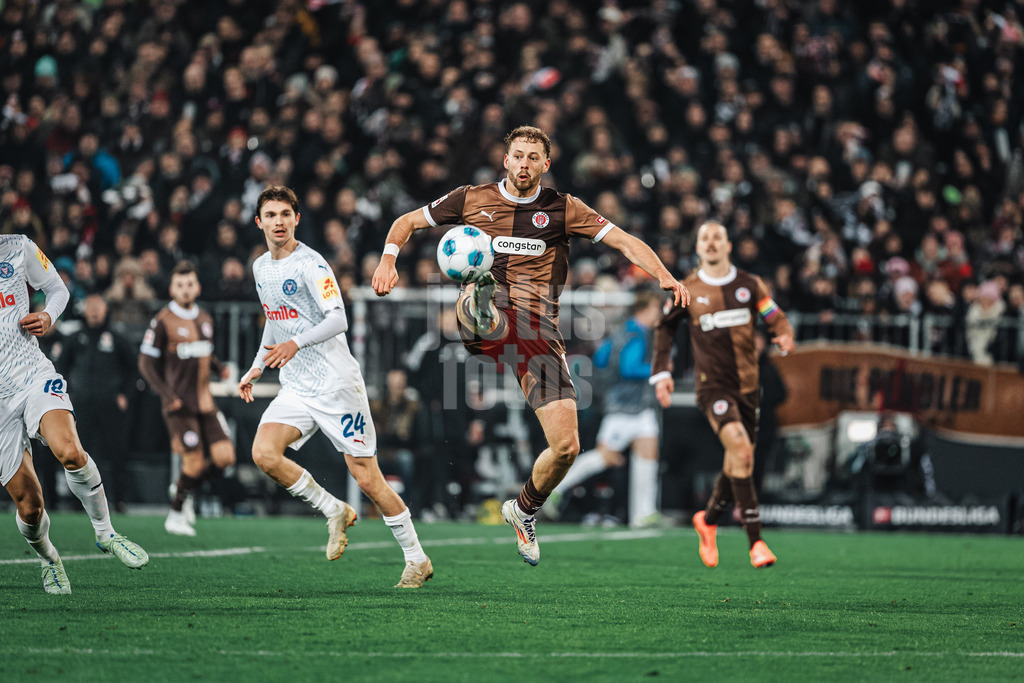 Fußball | Männer | Saison 2024/2025  | Fußball-Bundesliga | 12. Spieltag | FC St. Pauli vs. Holstein Kiel | 29.11.2024 | Carlo Boukhalfa (#16, FC St. Pauli)