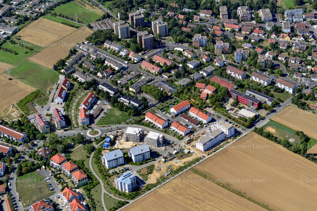 3650132 | LENGFELD 31.08.2016 Wohngebiet einer Einfamilienhaus- Siedlung am Rande von landwirtschaftlichen Feldern in Lengfeld im Bundesland Bayern, Deutschland // Single-family residential area of settlement on the edge of agricultural fields in Lengfeld in the state Bavaria, Germany Foto: Gerhard Launer