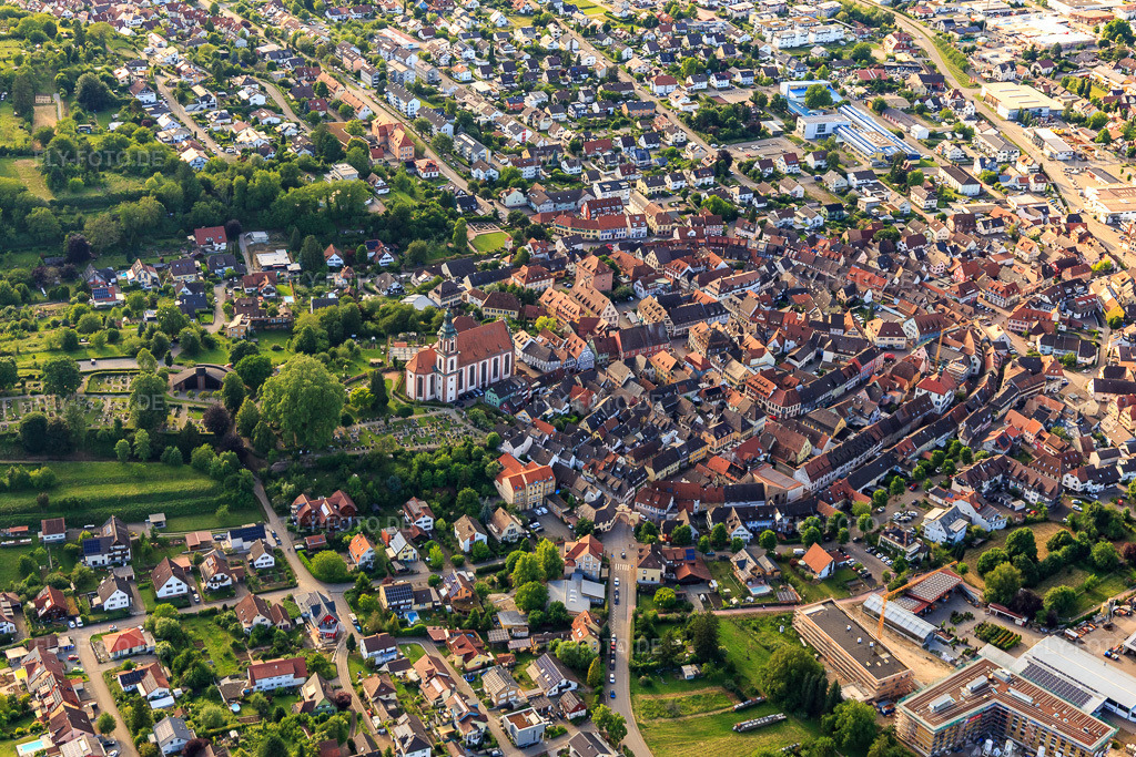 Luftbild: Barocke Altstadt mit St. Bartholomäus in Ettenheim im Bundesland Baden-Württemberg in Deutschland. Foto: IMG_147231.jpg vom 29.05.2025 durch Werner Riehm/FLY-FOTO.de