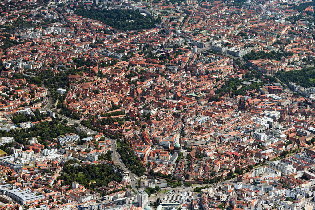 dr__0049211.jpg | NüRNBERG 19.07.2024 Altstadtbereich und Innenstadtzentrum in Nürnberg im Bundesland Bayern, Deutschland. Weiterführende Informationen bei: Stadt Nürnberg. // Old Town area and city center in Nuremberg in the state Bavaria, Germany. Further information at: Stadt Nuernberg. Foto: Daniel Reiter