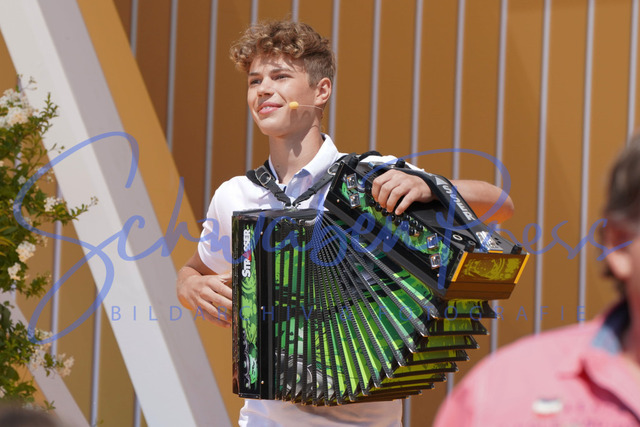 100722Ho6089 | Luca Stangl (Sommerhitparade) - Immer wieder sonntags - Staffel 5
Volles Haus bei der ARD Live Unterhaltungsshow Immer wieder sonntags ( IWS ).

Deutschland, Rust, Europapark, 10.07.2022