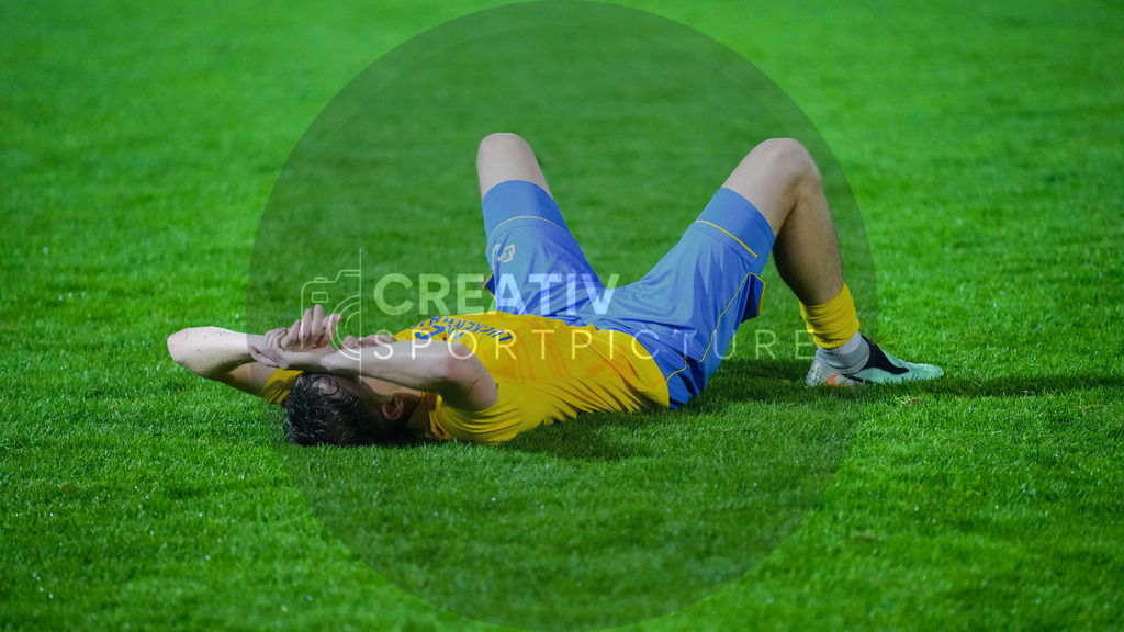 Fußball, Herren, Saison 2025/2026, Regionalliga Nordost, 6. Spieltag, FSV 63 Luckenwalde vs. VSG Altglienicke, Freitag 28.08.2025, Werner-Seelenbinder-Stadion Luckenwalde | Fußball, Herren, Saison 2025/2026, Regionalliga Nordost, 6. Spieltag, FSV 63 Luckenwalde vs. VSG Altglienicke, Freitag 28.08.2025, Werner-Seelenbinder-Stadion Luckenwalde, Im Bild: Enttäuschung bei Sofiene Jannene (Luckenwalde) nach dem Spiel. - Realisiert mit Pictrs.com