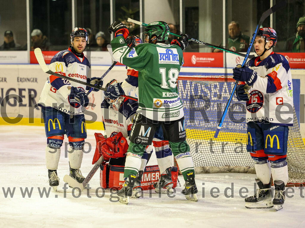 2024-01-05_100_TSV_Erding_gegen_VfE_Ulm-Neu-Ulm | Erding, Deutschland, 05.01.2024:
Eishockey, Bayernliga Vorrunde 2023 / 2024, 22. Spieltag, TSV Erding gegen VfE Ulm/Neu-Ulm, Endergebnis: 7:6

Matteo Miller (VfE Ulm/Neu-Ulm e. V., #22), Torwart David Heckenberger (VfE Ulm/Neu-Ulm e. V., #3), Daniel Krzizok (Erding Gladiators, #18)

Foto: Christian Riedel / fotografie-riedel.net