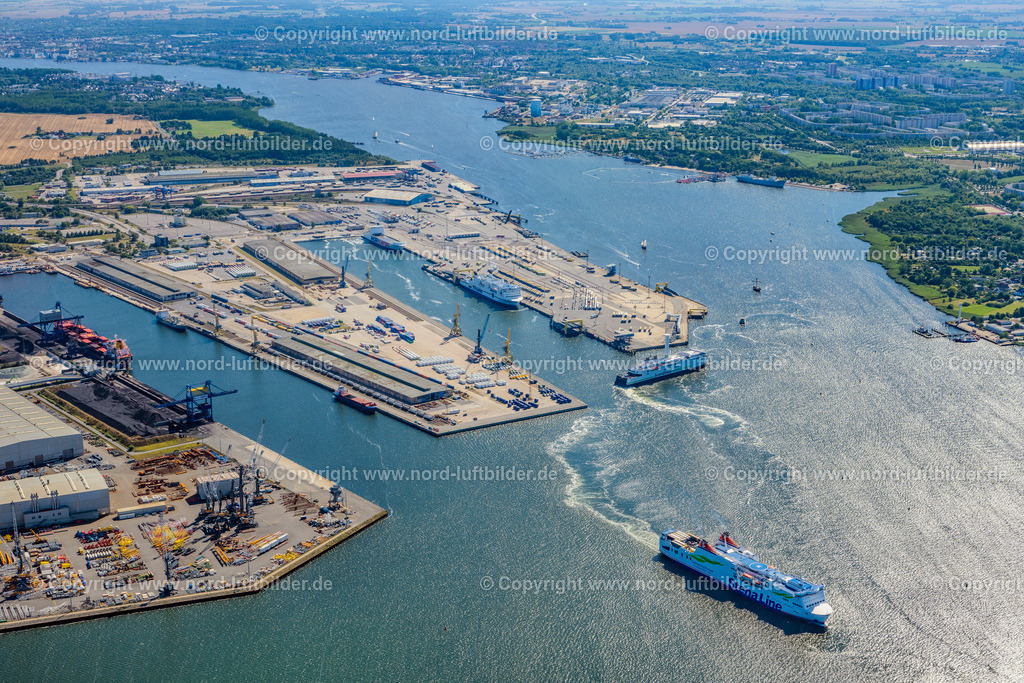 Warnemünde_Berseehafen_ELS_8948100822 | ROSTOCK 10.08.2022 Fahrt eines Fähr- Schiffes der StenaLine an der Straße Am Warnowkai im Ortsteil Peez in Rostock an der Ostseeküste im Bundesland Mecklenburg-Vorpommern, Deutschland. Weiterführende Informationen bei: Stena Line GmbH & Co. KG. // Ride a ferry ship of StenaLine on street Am Warnowkai in the district Peez in Rostock at the baltic sea coast in the state Mecklenburg - Western Pomerania, Germany. Further information at: Stena Line GmbH & Co. KG. Foto: Martin Elsen