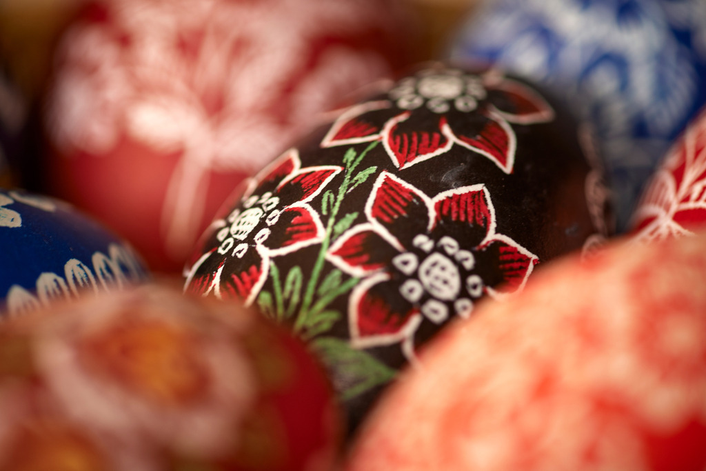 Stinatzer Ostereier kratzen | Stinatz, Austria - January 22, 2016: Von Frau Wilma Zieserl gekratzte Stinatzer Ostereier. - Realisiert mit Pictrs.com