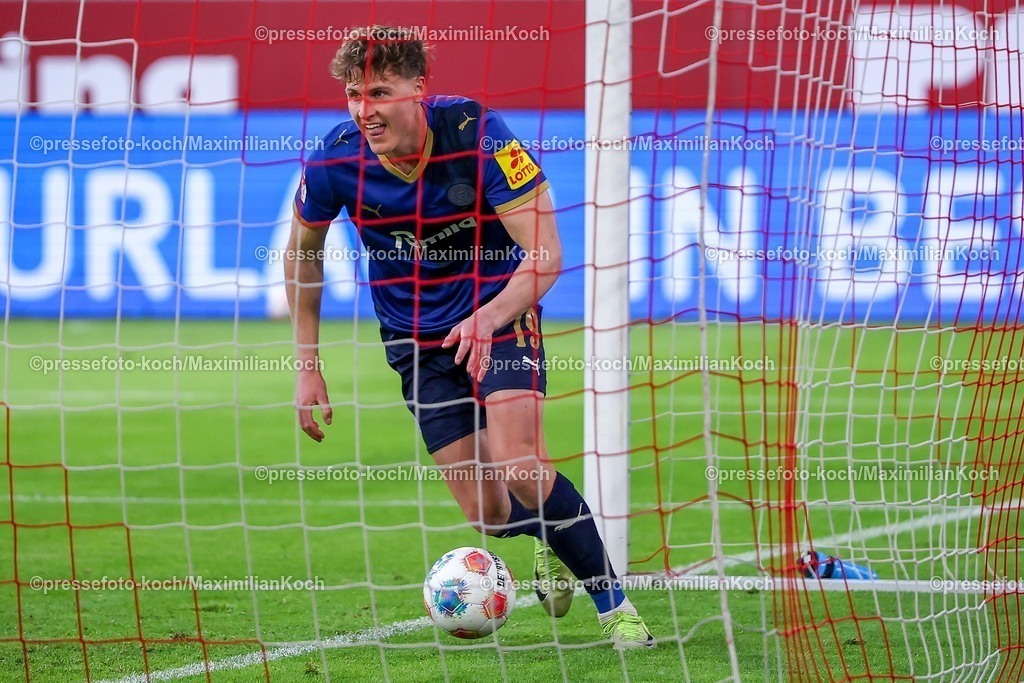 F9510042601065 | 10.04.2026, Fußball, Fortuna Düsseldorf - Holstein Kiel, 2. Fußball Bundesliga, Herren, Merkur Spiel-Arena, 29. Spieltag, Saison 2025 2026: Torjubel nach dem Tor zum 1:0 durch Torschütze Phil Harres&nbsp; (Holstein Kiel #19)  zusammen mit   DFB regulations prohibit any use of photographs as image sequences and or quasi-video.