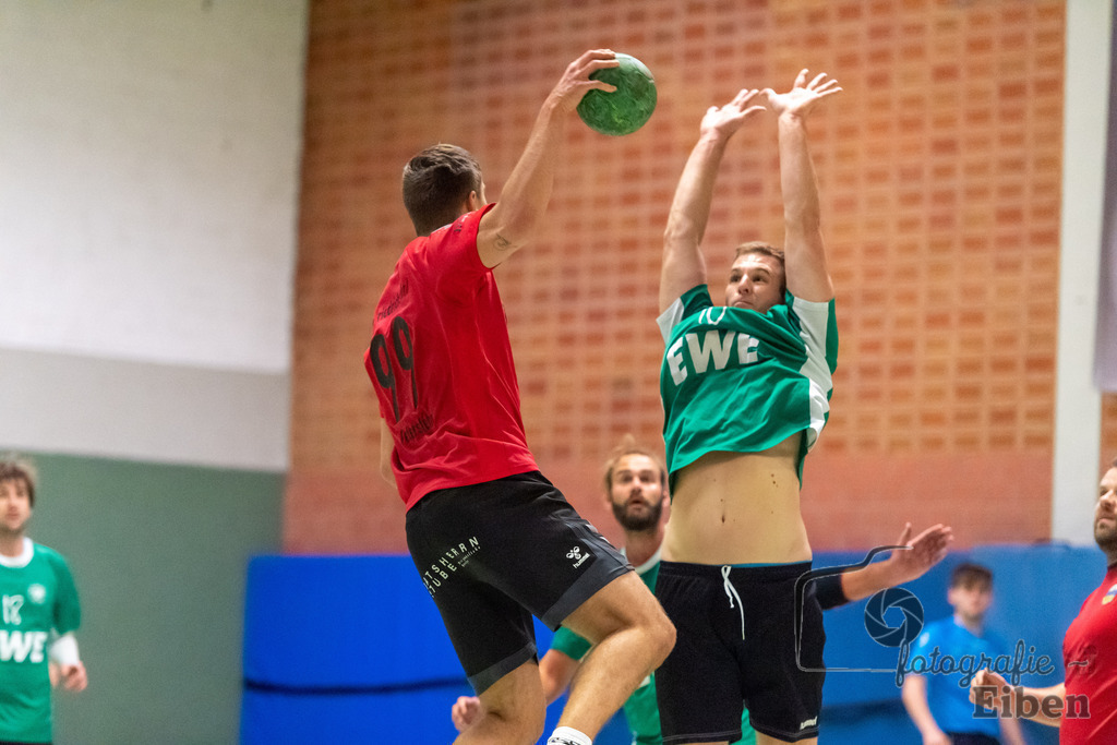 VFL Oldenburg-SG FriPe | Herren Regionsoberliga; VFL Oldenburg (grün)-SG FriPe (rot) am 04.11.2023 in Oldenburg (Robert-Schumann-Halle Oldenburg), Deutschland, Photo: Philip Eiben 2023 - Realisiert mit Pictrs.com