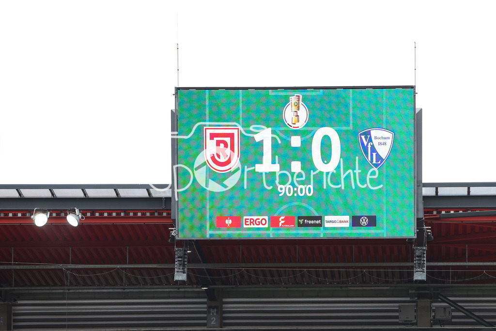 SSV Jahn Regensburg - VfL Bochum | Der Endstand der DFB Pokal Partie zwischen Regensburg und Bochum / Anzeigentafel / Symbolbild
