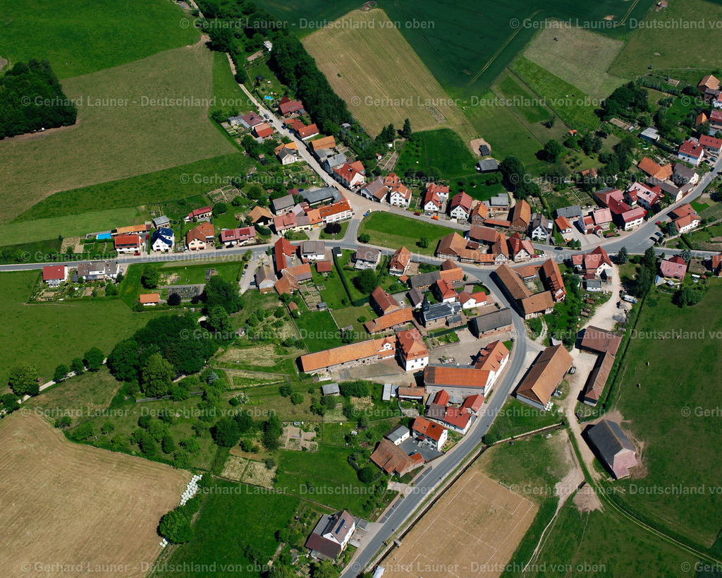 2634124 | BURGWALDE 09.06.2006 Landwirtschaftliche Nutzflächen und Feldgrenzen  umsäumen das Siedlungsgebiet des Dorfes in Burgwalde im Bundesland Thüringen, Deutschland // Agricultural land and field boundaries surround the settlement area of the village  in Burgwalde in the state Thuringia, Germany Foto: Gerhard Launer