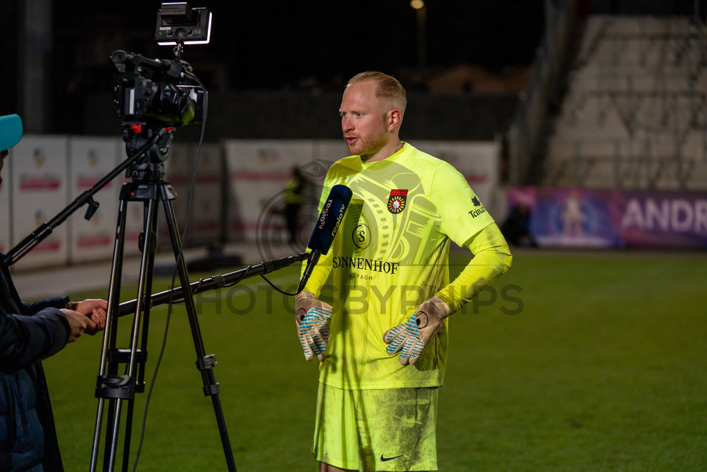 SG Sonnenhof Grossaspach vs. SSV Ulm 1846 Fussball, Fussball, WFV-Pokal, Viertelfinale, 01.04.2026 | Maximilian Reule (SG Sonnenhof Grossaspach, #01) nach dem Sieg im Interview,SG Sonnenhof Grossaspach vs. SSV Ulm 1846 Fussball, Fussball, WFV-Pokal, Viertelfinale, 01.04.2026