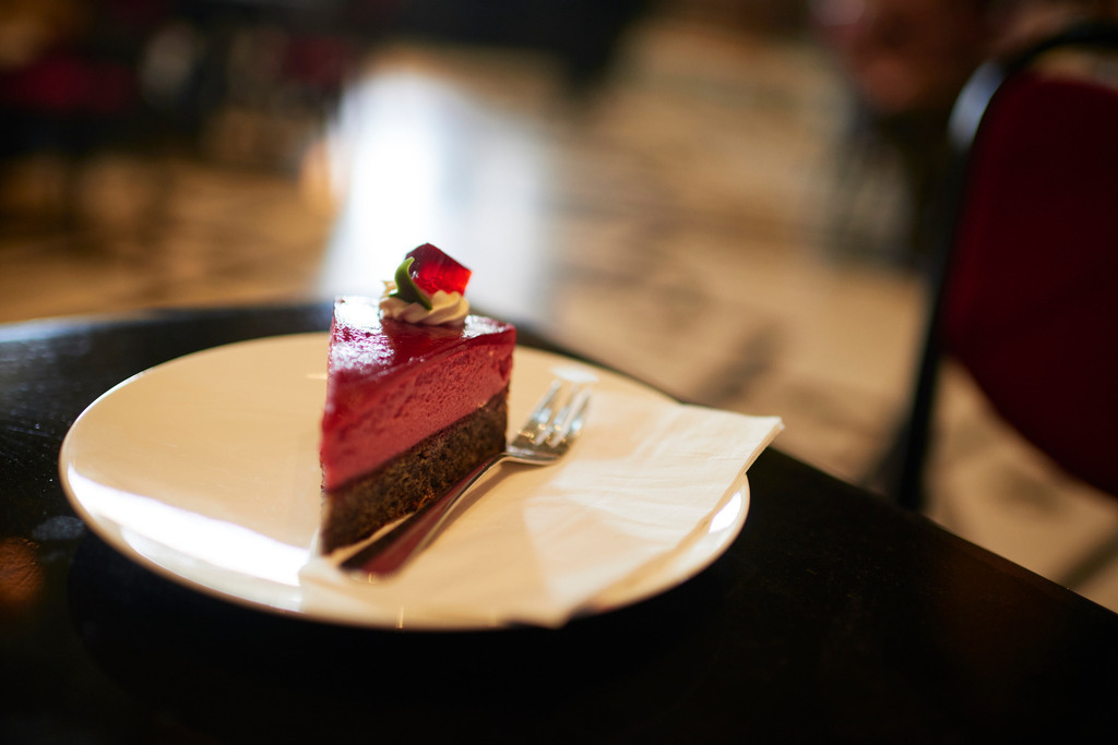 Cafe Restaurant KHM | Wien, Austria - October 18, 2017: Cafe Restaurant KHM, Himbeer-Mohntorte auf dem Tisch. - Realisiert mit Pictrs.com