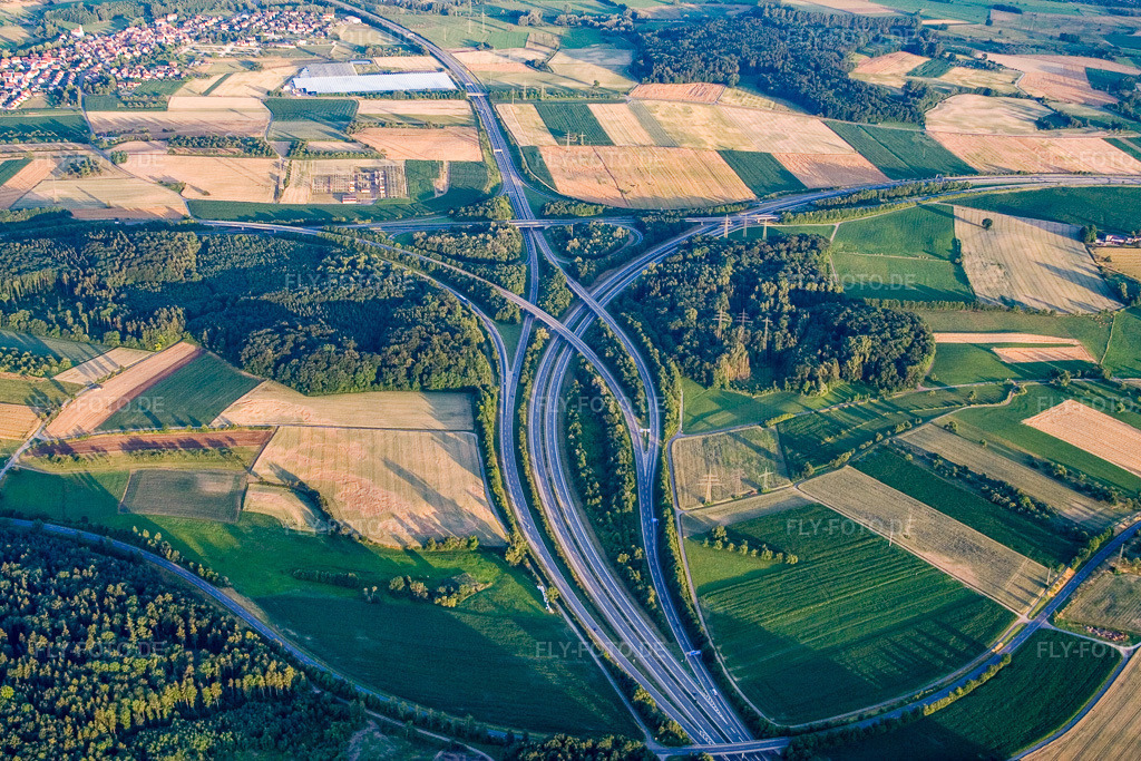 Luftbild: Kreuz Hegau der A98 und A81 im Ortsteil Beuren an der Aach in Singen im Bundesland Baden-Württemberg in Deutschland. Foto: IMG_11423.jpg vom 04.07.2008 durch Werner Riehm/FLY-FOTO.de