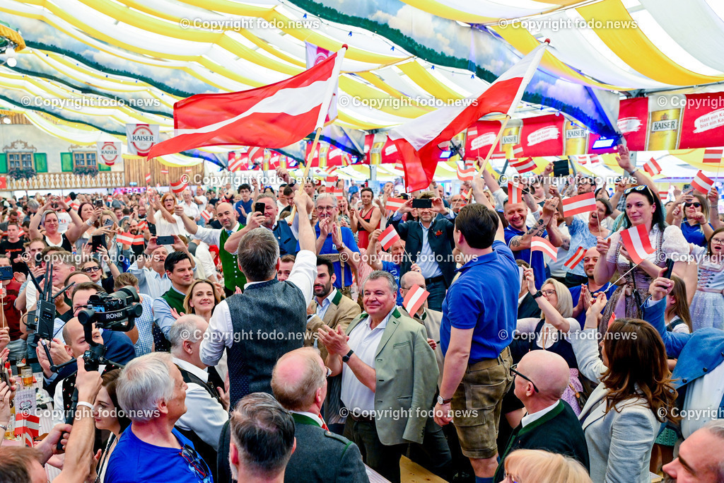 Urfahraner Jahrmarkt_ 1.Mai Kundgebung FPOE_ 01.05.2025-95 | 01.05.2025, Urfahraner Jahrmarkt, AUT, 1.Mai Kundgebung FPOE, im Bild Einzug von Manfred Haimbuchner (FP, Landeshauptmann Stellvertreter Ooe) und Herbert Kickl (FP, Bundesparteiobmann), Besucher im Bierzelt der 1.Mai Kundgebung FPOE