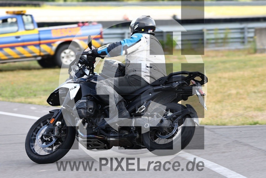 0238-20260611_00245 | Schöne Erinnerungen an spannende Momente - das festzuhalten ist unser Job. PIXELrace.de ist seit 2003 auf den Rennstrecken Europas unterwegs um die Action draußen beim Fahren und die wunderbare Stimmung imm Fahrerlager für euch einzufangen.