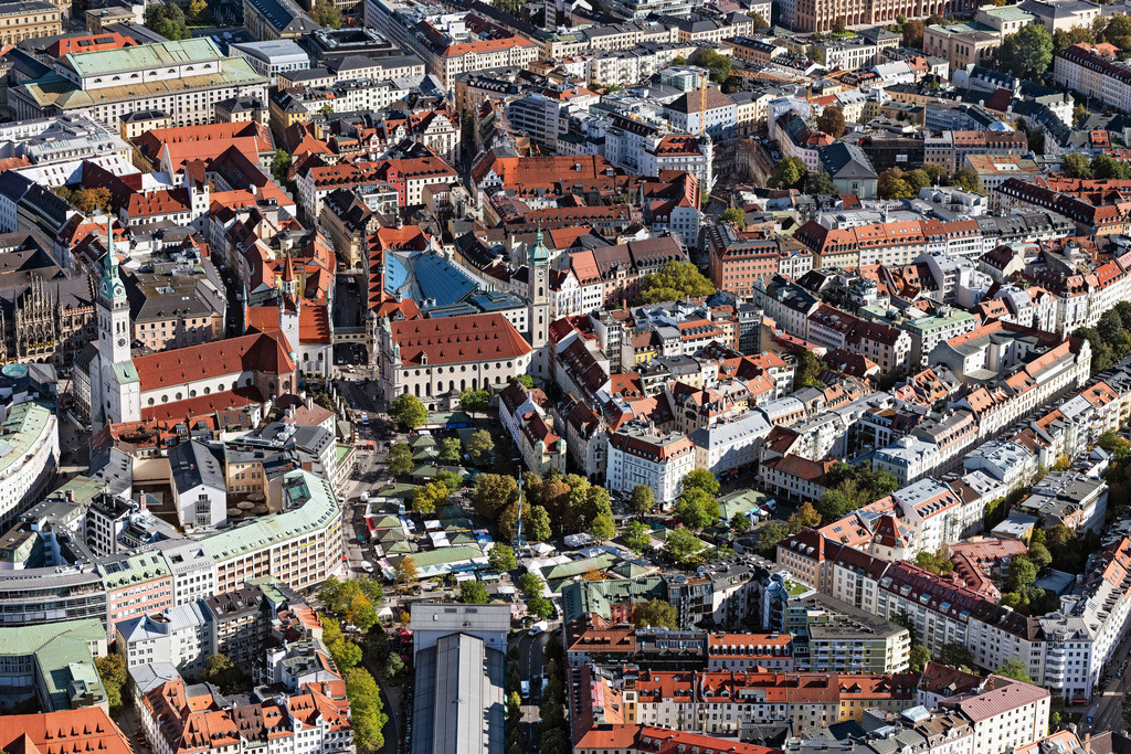 dr__0054014.jpg | MüNCHEN 07.10.2024 Verkaufs- und Imbißstände und Handelsbuden auf dem Viktualienmarkt in München im Bundesland Bayern, Deutschland. // Sale and food stands and trade stalls in the market place on Viktualienmarkt in Munich in the state Bavaria, Germany. Foto: Daniel Reiter
