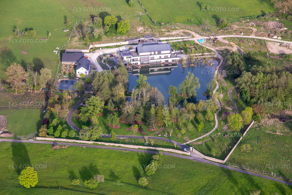 Aerial view: Villa by the lake in Rohrbach-lès-Bitche in the state Moselle, France. – Photo: IMG_140430.jpg taken on 04/30/2024 by Werner Riehm/FLY-FOTO.com – Resolution of the original: 5472 x 3648 px