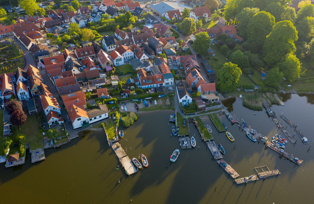 deutschland-2020-100 | Luftaufnahme der Fischersiedlung Holm in Schleswig an der Schlei. Das Bild entstand kurz nach Sonnenaufgang. An den Brücken sind die offenen Motorboote der Holmer Fischer zu erkennen. - Realisiert mit Pictrs.com