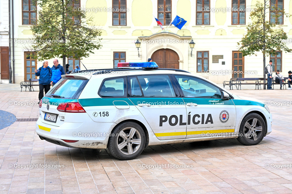 Slowakei_ Bratislavsky kraj_ Bratislava_ 08.10.2024-65 | 08.10.2024, Slowakei, SVK, Bratislavsky kraj, Bratislava, im Bild Bratislava, Stadtansichten, Gebauede, Sehenswurdigkeiten, Tourismus, Touristen, Cafe, Denkmal, Strasse, Donau, Bruecke, Schiff, Burg, Hrad, Ufo, Restaurant, Souvenier, Menschen, Bahnhof, Zug, Hauptstadt