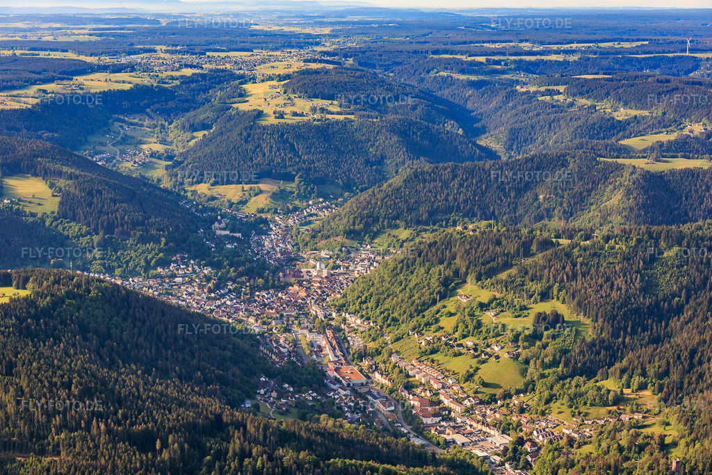 Luftbild: Stadtansicht im Schwarzwaldtal aus Norden in Schramberg im Bundesland Baden-Württemberg in Deutschland. – Foto: IMG_156476.jpg vom 17.05.2026 durch Werner Riehm/FLY-FOTO.de – Auflösung des Originals: 5703 x 3802 px