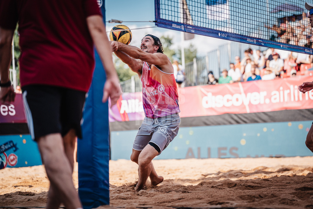 Beachvolleyball | Männer | Allianz German Beach Tour 2025 | Tourstop München | 04.07.2025 | Jannik Kühlborn spielt den Ball
