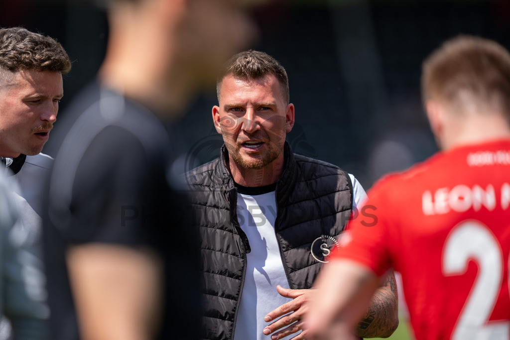SG Sonnenhof Großaspach vs. SG Barockstadt Fulda-Lehnerz, Fussball, Regionalliga Suedwest, 33. Spieltag, 09.05.2026 | Pascal Reinhardt (Trainer SG Sonnenhof Großaspach) gibt Anweisungen in der Trinkpause,SG Sonnenhof Großaspach vs. SG Barockstadt Fulda-Lehnerz, Fussball, Regionalliga Suedwest, 33. Spieltag, 09.05.2026
