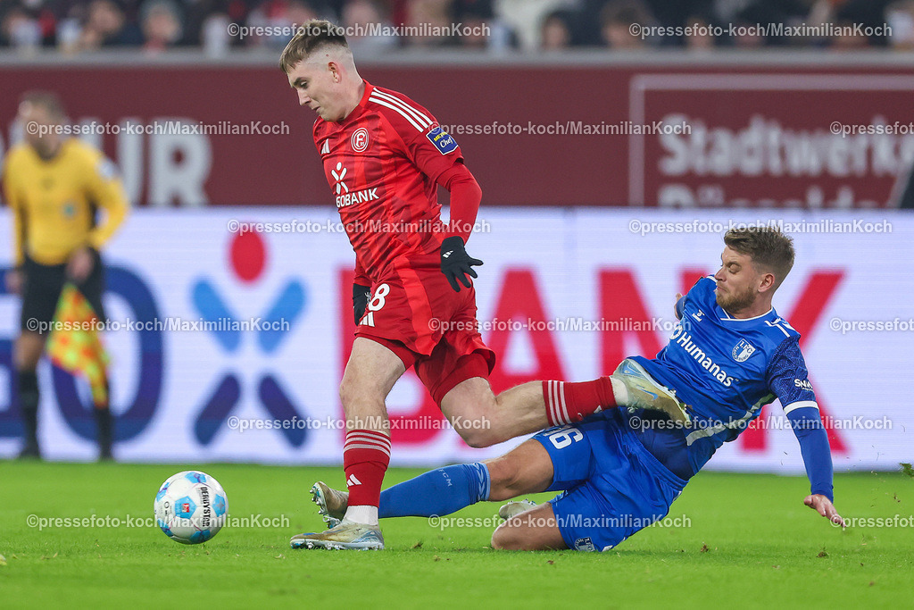 Due20122401043 | 20.12.2024, Fußball, Fortuna Düsseldorf - 1. FC Magdeburg, 2. Bundesliga, Merkur Spiel-Arena, Saison 2024 2025: Isak Johannesson (Fortuna Düsseldorf #8) im Zweikampf gegen Marcus Mathisen (1.FC Magdeburg #16)DFB regulations prohibit any use of photographs as image sequences and or quasi-video.