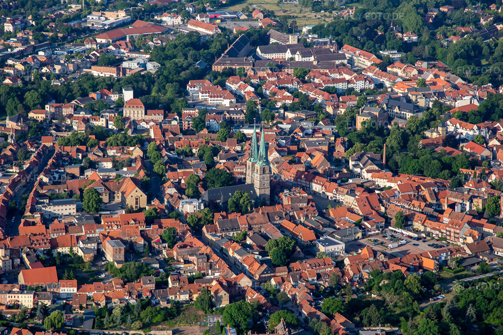 Luftbild: Marktkirche St. Benediktii in Quedlinburg im Bundesland Sachsen-Anhalt in Deutschland. Foto: IMG_136318.jpg vom 15.06.2023 durch Werner Riehm/FLY-FOTO.deWWW.KIRCHEQUEDLINBURG.DE