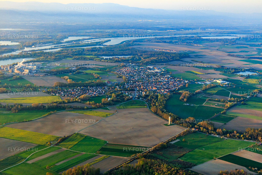 Vue aérienne: Vue de la ville depuis le nord-ouest à Beinheim dans le département Bas Rhin, France.Photo: IMG_126519.jpg prise le 25/04/2021 par Werner Riehm/FLY-FOTO.euRésolution de l'original: 5472 x 3648 px