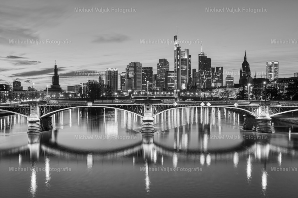 Frankfurt am Abend schwarz-weiß | Blick von der Flößerbrücke zur Ignatz-Bubis-Brücke und den Hochhäusern im Bankenviertel in einer Schwarz-Weiß-Version. - Realisiert mit Pictrs.com