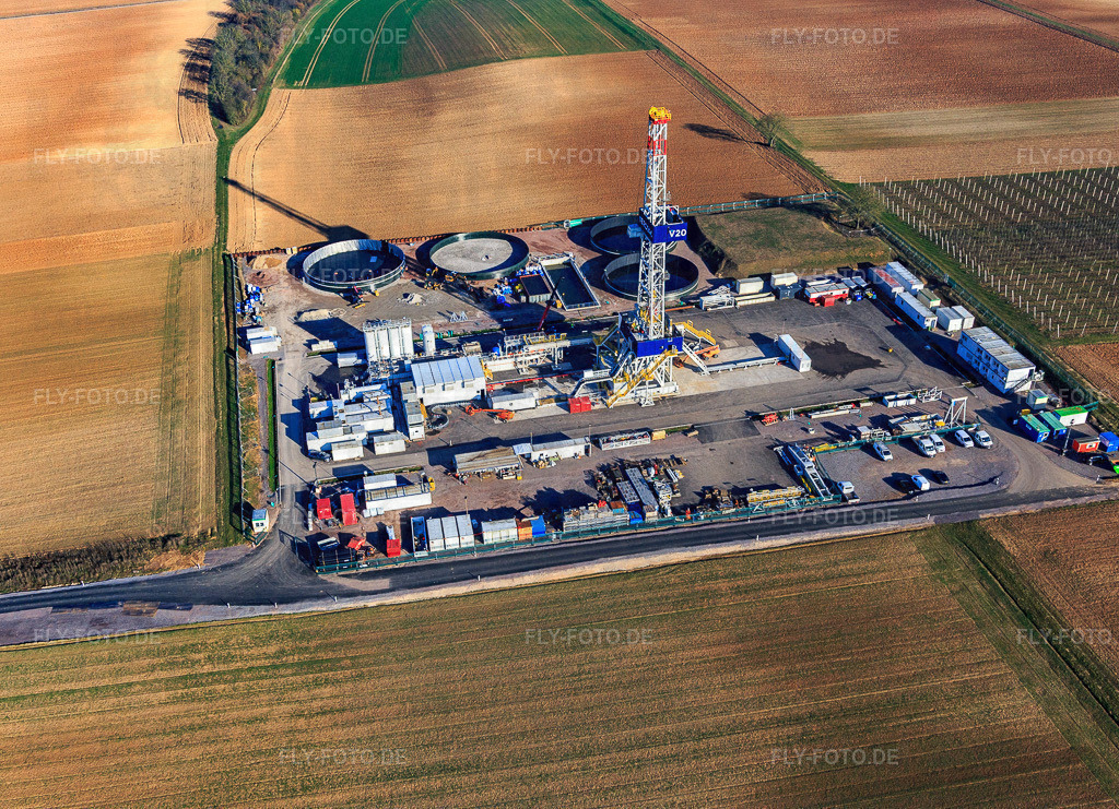 Bohrturm des Tiefenbohrplatz V20 von Vulcan Energy am Schleidberg zur Förderung von Geothermie und Lithium https://v-er.eu/de/ | Luftbild: Bohrturm des Tiefenbohrplatz V20 von Vulcan Energy am Schleidberg zur Förderung von Geothermie und Lithium https://v-er.eu/de/ in Insheim im Bundesland Rheinland-Pfalz in Deutschland. Foto: IMG_145445.jpg vom 05.03.2025 durch Werner Riehm/FLY-FOTO.de - Realisiert mit Pictrs.com