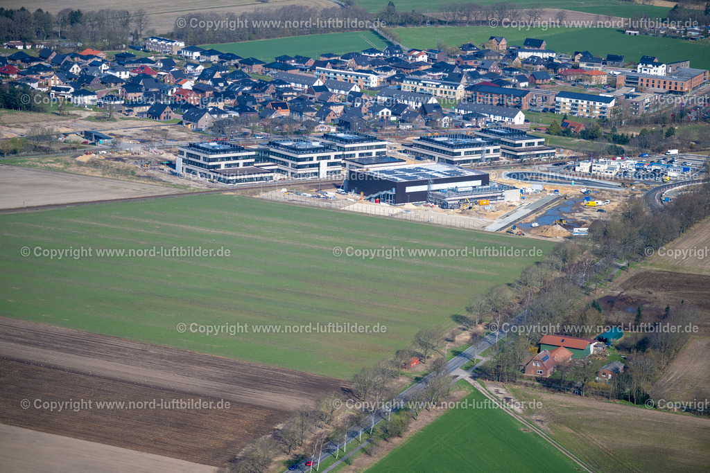 Stade_Riensförde_Bildungscampus_Neubau_ELS_2322060423 | STADE 06.04.2023 Baustelle zum Neubau des Gebäudekomplexes des Weiterbildungs- und Bildungszentrums im Ortsteil Riensförde in Stade Riensförde im Bundesland Niedersachsen, Deutschland. Weiterführende Informationen bei: Claudia Blaurock  Landschaftsarchitektur,  GOLDBECK GmbH,  PD - Berater der öffentlichen Hand GmbH,  gmp International GmbH. // Construction site for the new building complex of the education and training center in the district Riensfoerde in Stade in the state Lower Saxony, Germany. Further information at: Claudia Blaurock  Landschaftsarchitektur,  GOLDBECK GmbH,  PD - Berater der oeffentlichen Hand GmbH,  gmp International GmbH. Foto: Martin Elsen
