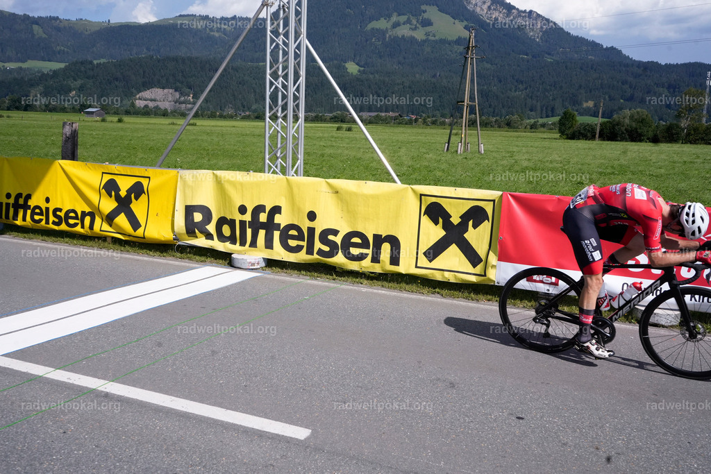 883_20230817_Bewerb_Maenner_Muehlanger | AUT - OESTERREICH, 2023-08-16: SPORT RENNRAD-FAHREN - 55. INTERNATIONALER RADWELTPOKAL IN ST. JOHANN IN TIROL  - Vintage-Radrennen mit WM-Bronze-Medaillen-Siegerin Christina Schweinberger, den Teilnehmer und Alexander Baumann (vom Orginastions-Team) - TAG 2 BEWERB MAENNER IN SECHS GRUPPEN  ; Foto: Roland Muehlanger