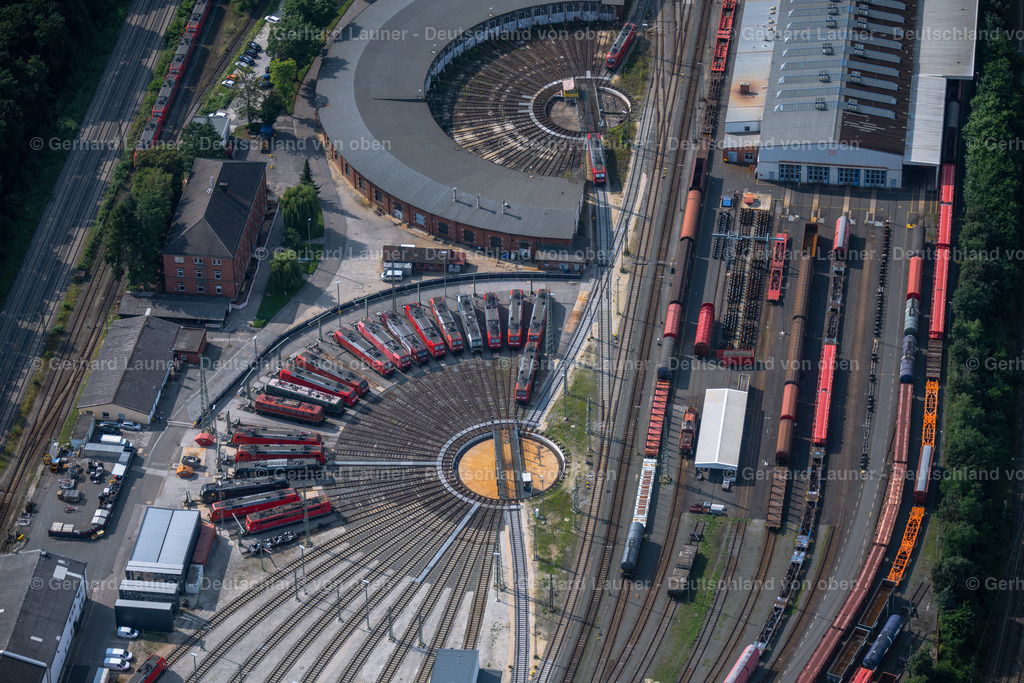 4047553 | NüRNBERG 21.08.2021 Gleisanlagen und Schienenstrecken am Rundschuppen ( auch Lokschuppen, Lokhalle oder Triebfahrzeughalle ) des Bahn- Betriebswerkes im Ortsteil Rangierbahnhof in Nürnberg im Bundesland Bayern, Deutschland. Weiterführende Informationen bei: DB Netz AG,  Deutsche Bahn AG. // Trackage and rail routes on the roundhouse - locomotive hall of the railway operations work in the district Rangierbahnhof in Nuremberg in the state Bavaria, Germany. Further information at: DB Netz AG,  Deutsche Bahn AG. Foto: Gerhard Launer