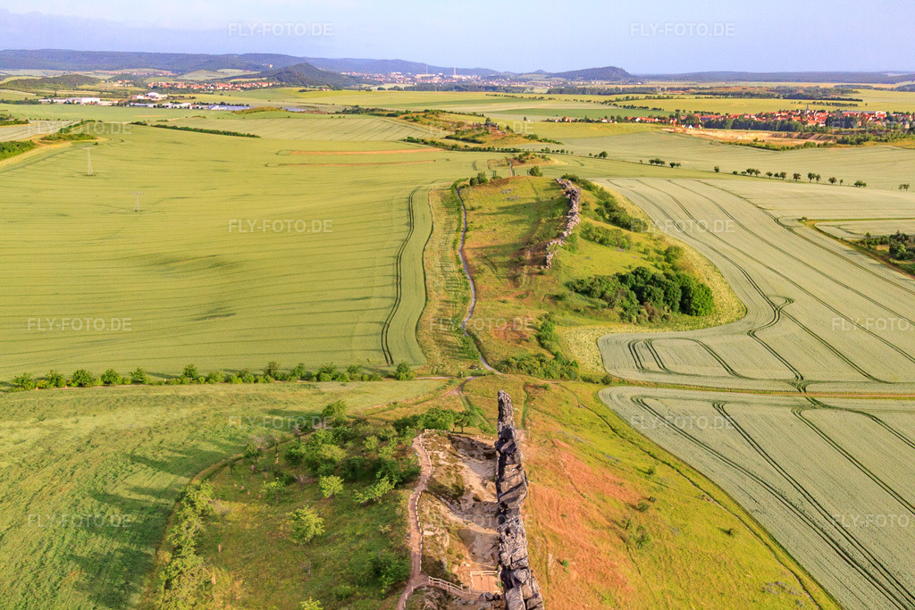 Luftbild: Goethestein an den Gegensteine der Teufelsmauer (Köingstein) im Ortsteil Weddersleben in Thale im Bundesland Sachsen-Anhalt in Deutschland. Foto: IMG_58324.jpg vom 30.06.2013 durch Werner Riehm/FLY-FOTO.deHarz - Ausflugsziele, Sehensw\xfcrdigkeiten und Freizeittipps f\xfcr Urlaub und Freizeit in der Harz - Region