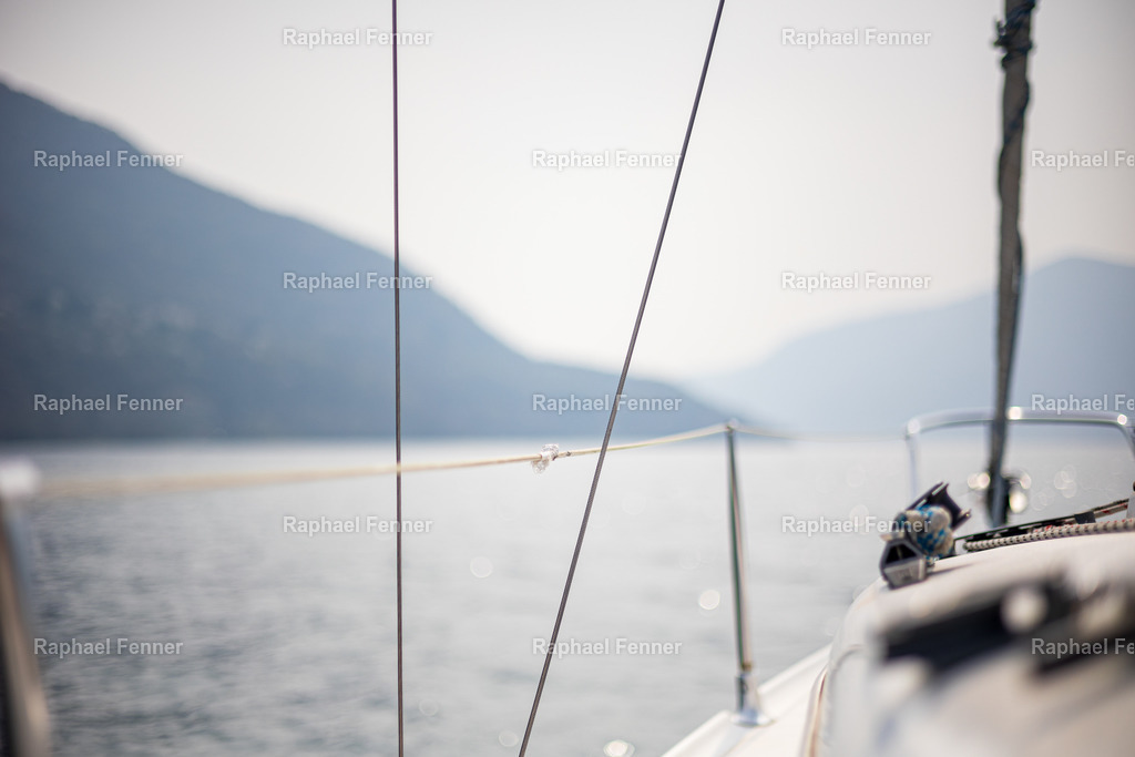 Segeln auf dem Lago Maggiore  | Erlebe eindrucksvolle Landschaftsfotografie aus dem Engadin und darüber hinaus. Raphael Fenner bietet zudem professionelle Fotoaufträge für Hochzeiten, Porträts und Unternehmen. Jetzt entdecken und inspirieren lassen!
