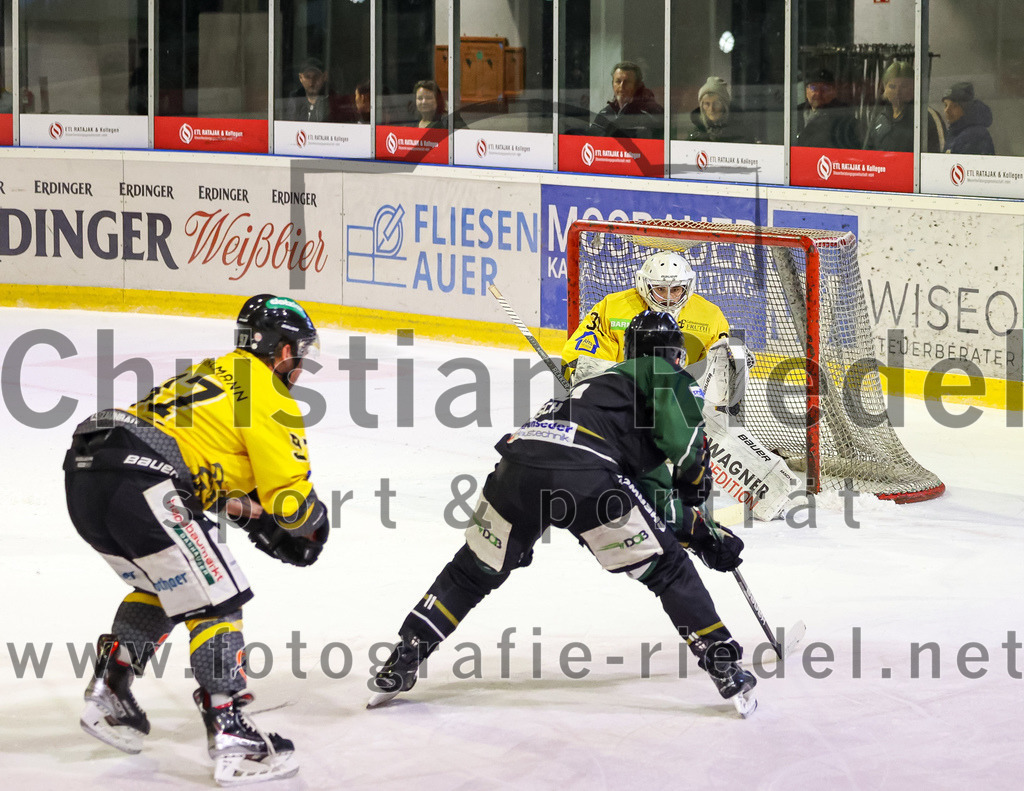 2022-11-20_144_TSV_Erding_gegen_ERSC_Amberg | Erding, Deutschland, 20.11.2022:
Eishockey, Bayernliga 2022 / 2023, 15. Spieltag, TSV Erding gegen ERSC Amberg, Endergebnis: 5:1

Daniel Krieger (ERSC Amberg, #97), Sebastian Busch (Erding Gladiators, #11), Torwart Timon Bätge (ERSC Amberg, #31)

Foto: Christian Riedel / fotografie-riedel.net