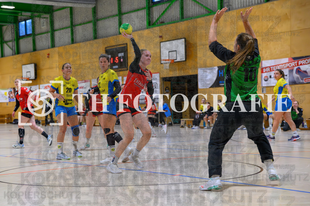 GER, SG Maulburg/Steinen - SV Allensbach 2, Handball, Suedbadenliga, 2. Spieltag, Saison 2023/2024, 14.10.2023 | Leonie Kiefer (SG Maulburg/Steinen, #03) kurz vor dem Wurf bei Jana Scheuch (SV Allensbach 2, #16)

GER, SG Maulburg/Steinen - SV Allensbach 2, Handball, Suedbadenliga, 2. Spieltag, Saison 2023/2024, 14.10.2023

Foto: TH Fotografie/Thomas Hess