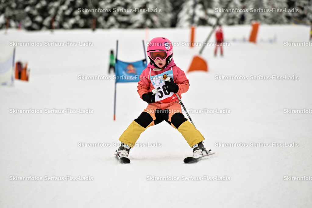 SRF_20.02.2026_0484 | Skirennfotos,Serfaus,Fiss,Ladis,Kinderskirennen,Winter,Tirol,Oberland,skirace,SFL,feelfree,weil wir's genießen,ski,Ski,skifahren,Sonnenplateau, - Realisiert mit Pictrs.com
