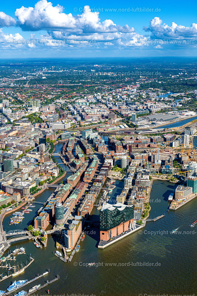 Hamburg_Hafencity_ELS_2934200922 | HAMBURG 20.09.2022 Elbphilharmonie am Ufer der Elbe in Hamburg. Das Konzerthaus- Gebäude im Stadtteil Hamburg-HafenCity befindet sich am Ufer der Elbe der Hansestadt. Weiterführende Informationen bei: BGT Bischoff Glastechnik AG,  Drees & Sommer SE,  Herzog & de Meuron,  Höhler+Partner Architekten PartGmbB,  IBB GmbH - Ingenieurbüro für Brandschutz von Bauarten,  Ingenieurbüro Dr. Siebert Büro für Bauwesen,  Quantum Immobilien AG,  ReGe Hamburg Projekt-Realisierungsgesellschaft mbH. // The Elbe Philharmonic Hall on the river bank of the Elbe in Hamburg. Further information at: BGT Bischoff Glastechnik AG,  Drees & Sommer SE,  Herzog & de Meuron,  Hoehler+Partner Architekten PartGmbB,  IBB GmbH - Ingenieurbuero fuer Brandschutz von Bauarten,  Ingenieurbuero Dr. Siebert Buero fuer Bauwesen,  Quantum Immobilien AG,  ReGe Hamburg Projekt-Realisierungsgesellschaft mbH. Foto: Martin Elsen