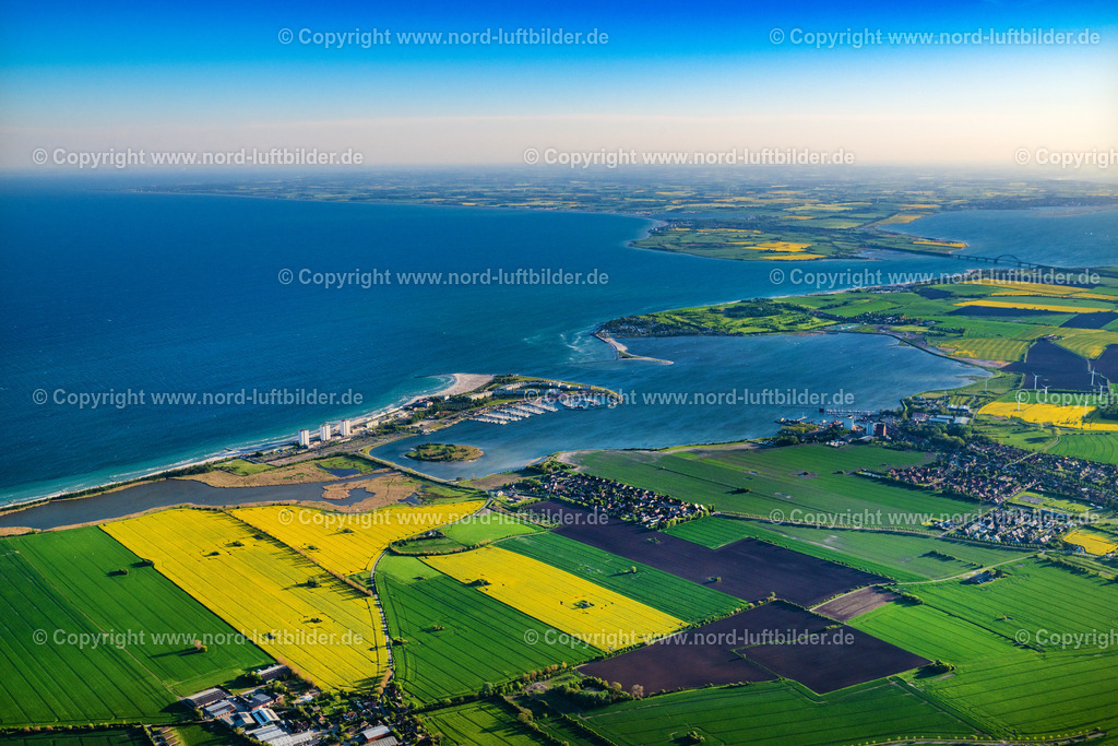 Fehmarn_Südstrand_ELS_2090150524 | FEHMARN 01.05.2024 Ortsansicht an der Meeres-Küste der Ostsee in Burg auf Fehmarn Südstrand im Bundesland Schleswig-Holstein. // Townscape on the seacoast of Baltic Sea in Burg auf Fehmarn in the state Schleswig-Holstein. Foto: Martin Elsen