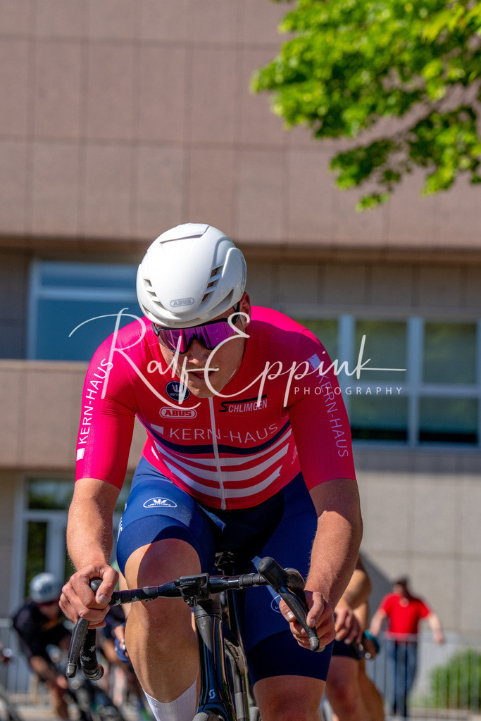 Spurt in den Mai 2026 - Großer Preis der Sparkasse Neuss | Annual one-day road cycling race "Großer Preis der Sparkasse Neuss" held in Büttgen, Germany, organized by VfR Büttgen 1912 e.V. The event features multiple races across all age categories from U11 youth to Elite men. - Realisiert mit Pictrs.com