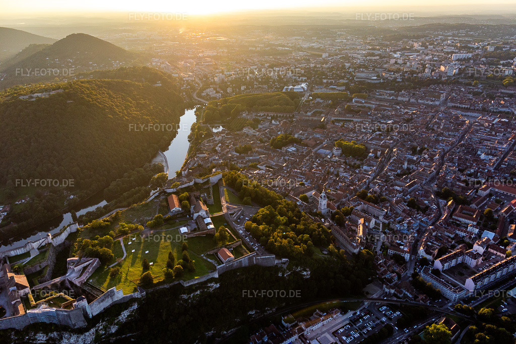Luftbild: Vieux ville vue du Citadelle im Ortsteil Citadelle in Besançon im Bundesland Doubs in Frankreich. Foto: IMG_129667.jpg vom 23.09.2021 durch Werner Riehm/FLY-FOTO.de