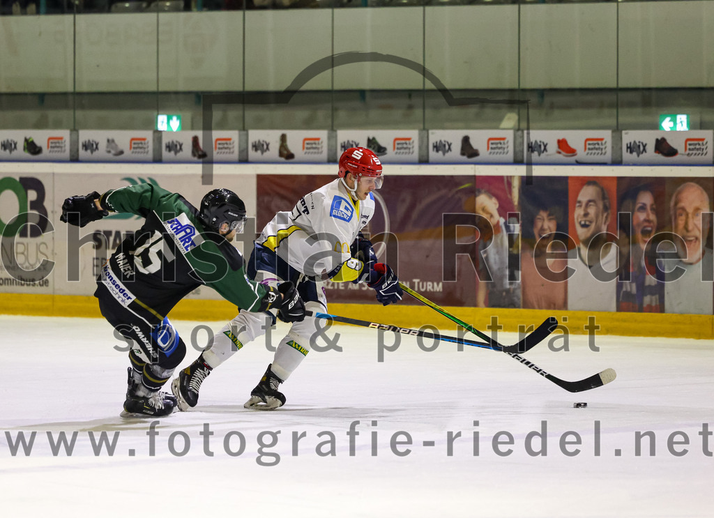 2023-01-06_078_TSV_Erding_gegen_ERV_Schweinfurt | Erding, Deutschland, 06.01.2023:
Eishockey, Bayernliga 2022 / 2023, 26. Spieltag, TSV Erding gegen ERV Schweinfurt, Endergebnis: 7:3

Elias Maier (Erding Gladiators, #15), Kevin Marquardt (ERV Schweinfurt, #97)

Foto: Christian Riedel / fotografie-riedel.net