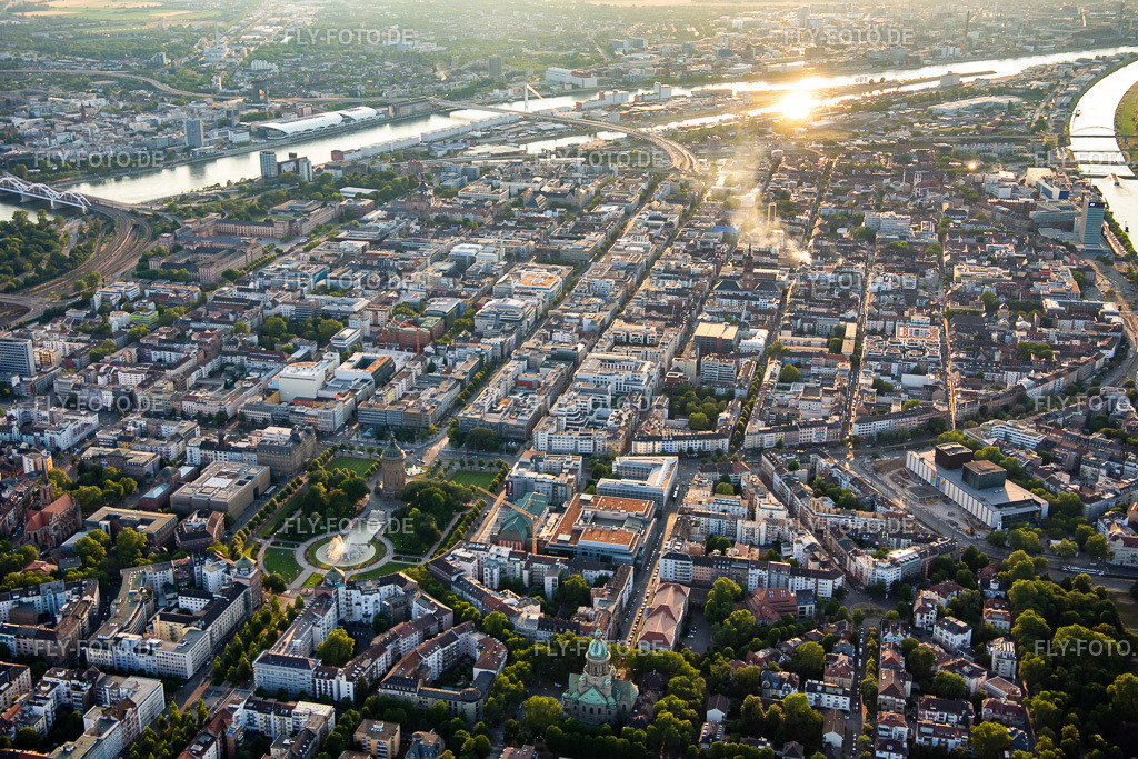 Quadratestadt zwischen Wasserturm, Rhein und Neckar aus Osten | Luftbild: Quadratestadt zwischen Wasserturm, Rhein und Neckar aus Osten im Ortsteil Innenstadt in Mannheim im Bundesland Baden-Württemberg in Deutschland. Foto: IMG_137178.jpg vom 24.06.2023 durch ©2025 Werner Riehm fly-foto.de/copyright - Realisiert mit Pictrs.com