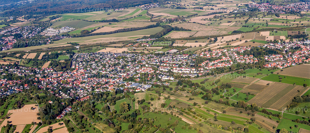 Luftbild: Panorama Perspektive Ortsansicht der Straßen und Häuser der Wohngebiete im Ortsteil Grünwettersbach in Karlsruhe im Bundesland Baden-Württemberg in Deutschland. Foto: IMG_45075-Bearbeitet.jpg vom 21.09.2011 durch Werner Riehm/FLY-FOTO.deAuflösung des Originals: 6900 x 2962 px