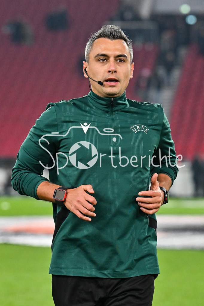 VfB Stuttgart - Feyenoord Rotterdam | STUTTGART, DEUTSCHLAND - 6. NOVEMBER: im Bild Referee Horatiu FESNIC beim warmup vor dem Ligaspiel zwischen dem VfB Stuttgart und Feyenoord Rotterdam am 4. Spieltag der Europa League in der MHP-Arena am 06.11.2025